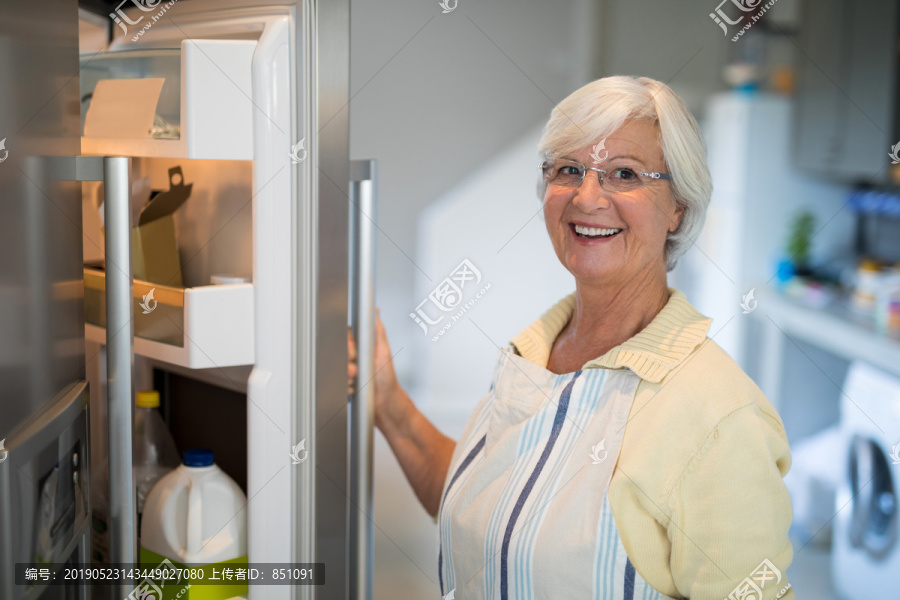 老年妇女打开冰箱