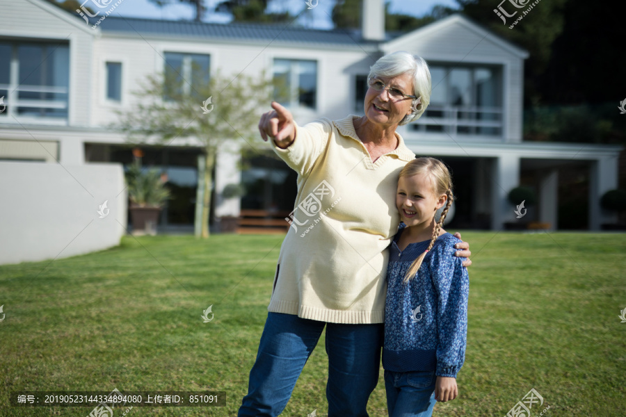 奶奶和孙女指着花园