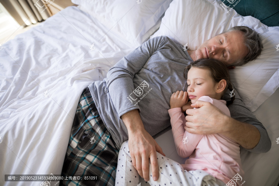 父亲和女儿睡在卧室的床上