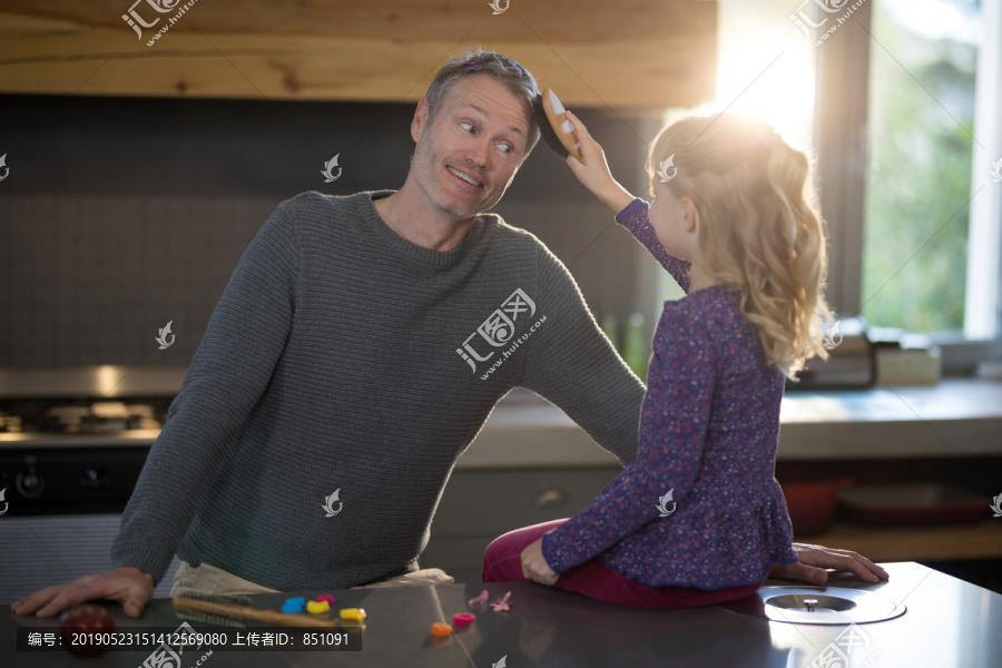 女儿给父亲梳头