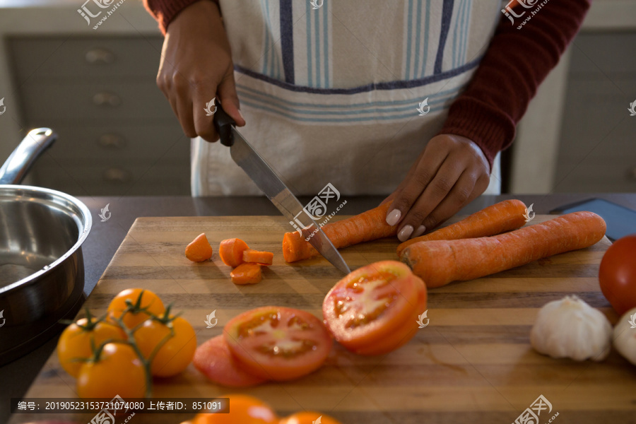 女人在厨房切胡萝卜