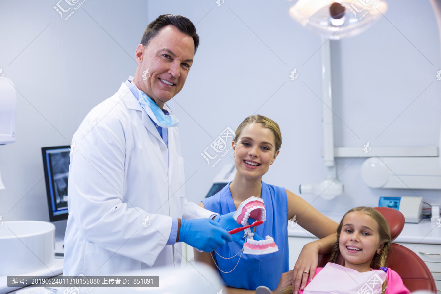 躺在牙医椅上的年轻病人
