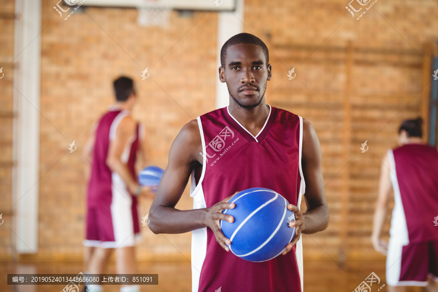 篮球运动员在球场上拿着篮球