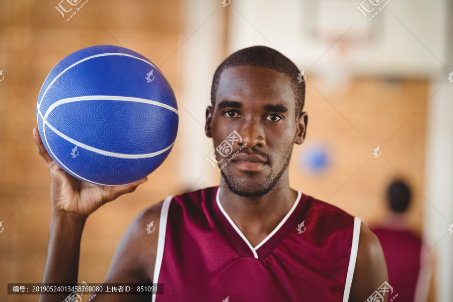 篮球运动员在球场上拿着篮球