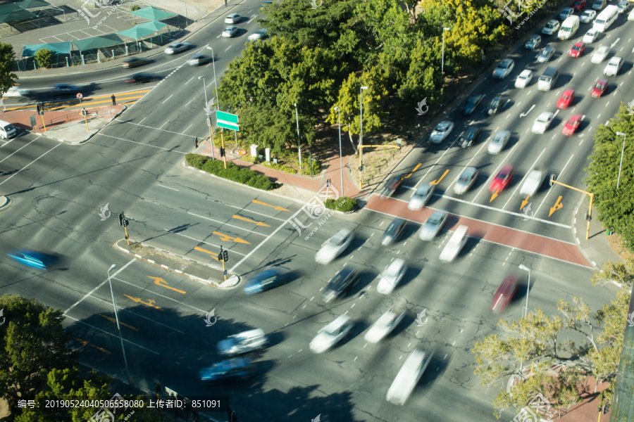 城市道路上汽车行驶的大角度视图