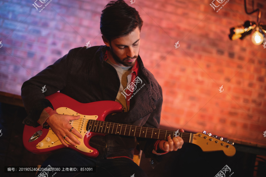 年轻人在酒吧弹吉他