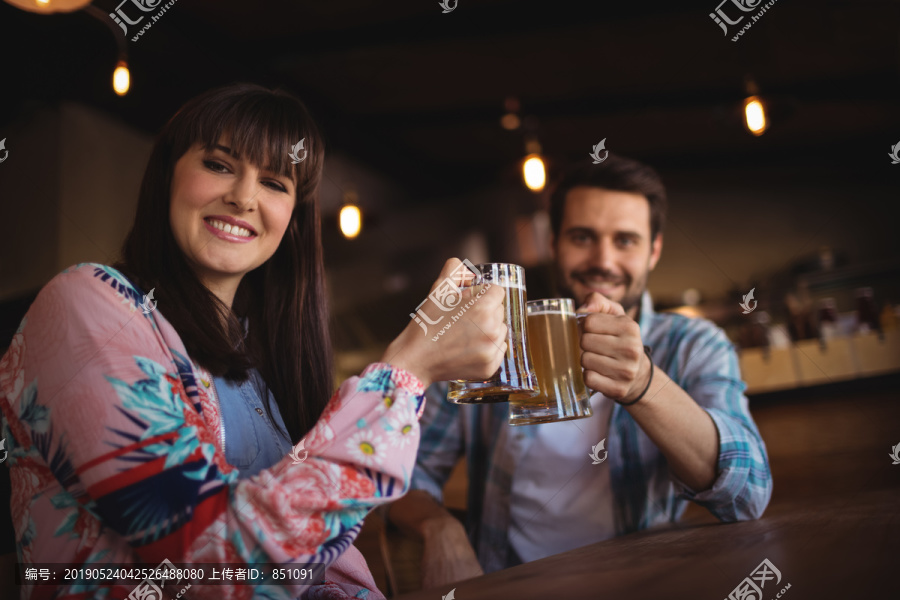 酒吧柜台上夫妻举杯祝酒的照片