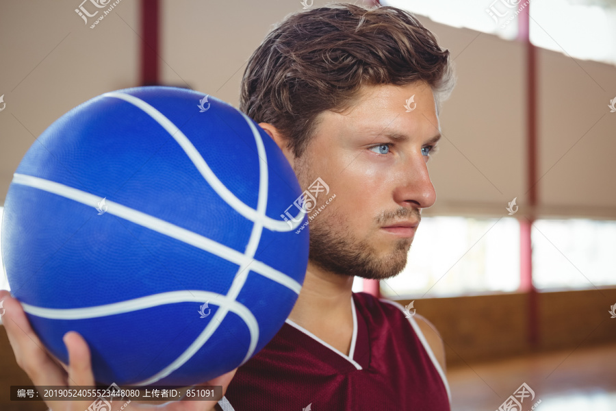 篮球运动员站在球场上持球