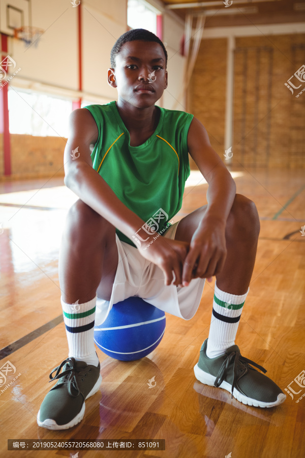 篮球场上双手紧握的十几岁男孩