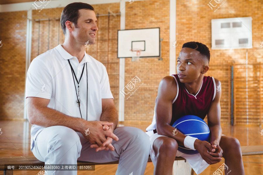指导篮球运动员的微笑教练