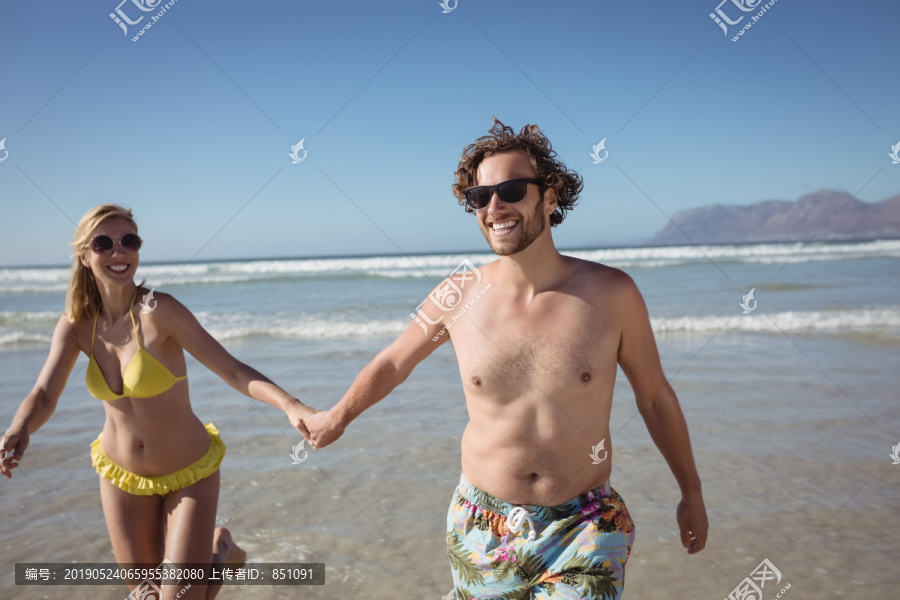 沙滩上玩耍的幸福夫妇