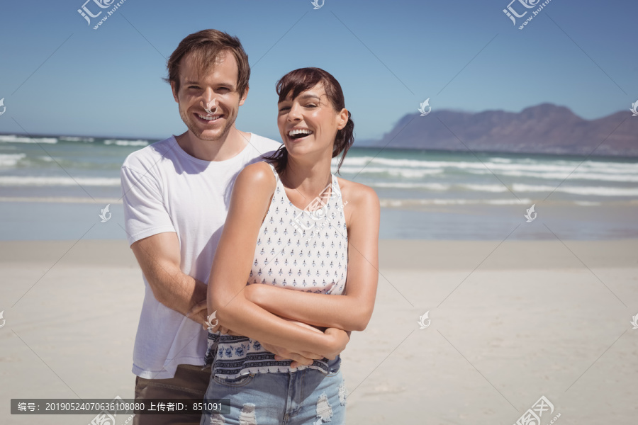 海滩上的幸福夫妇