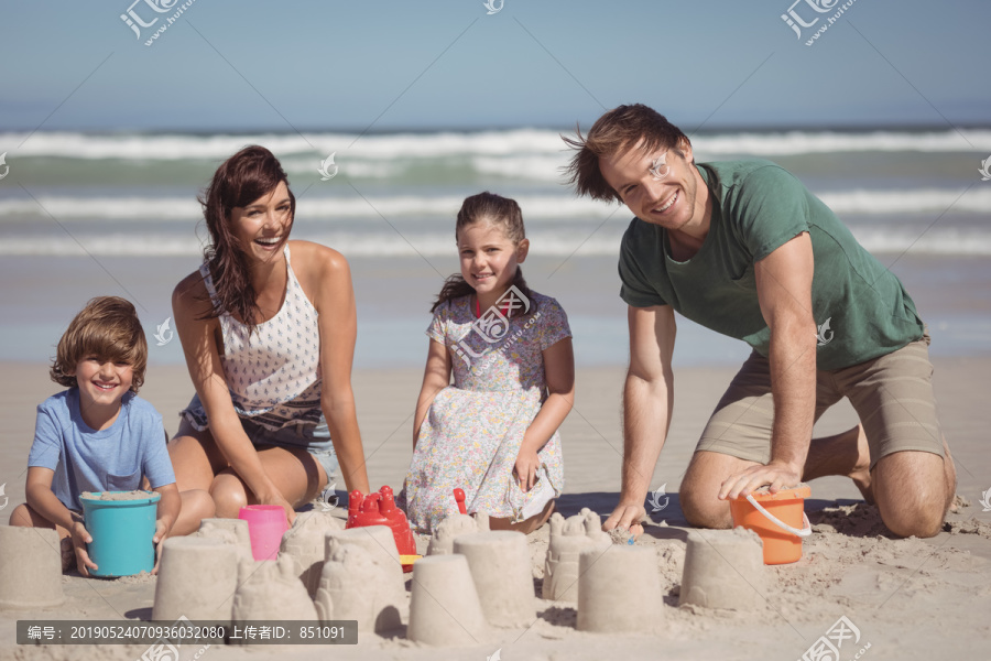 沙滩上的幸福家庭
