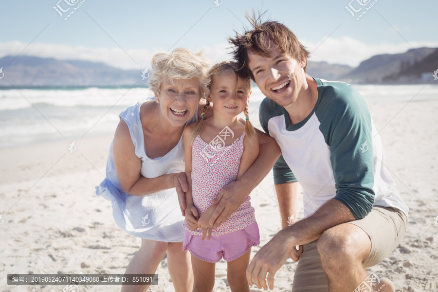 在海滩散步的多生家庭