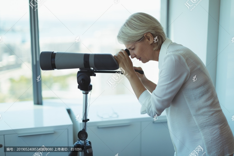 站在窗口用望远镜观察女商人