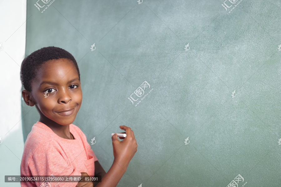 教室黑板旁男孩的画像