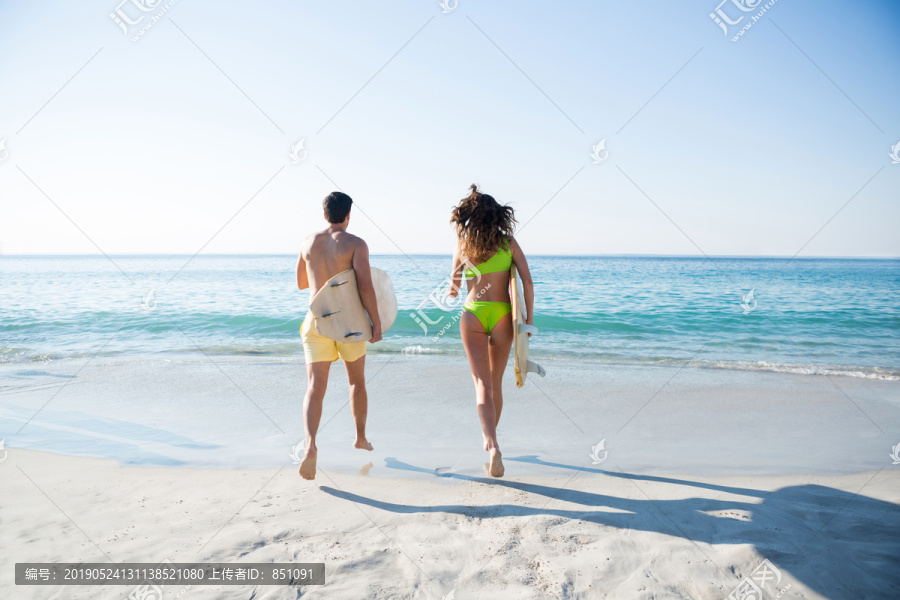 海滩上幸福的年轻夫妇