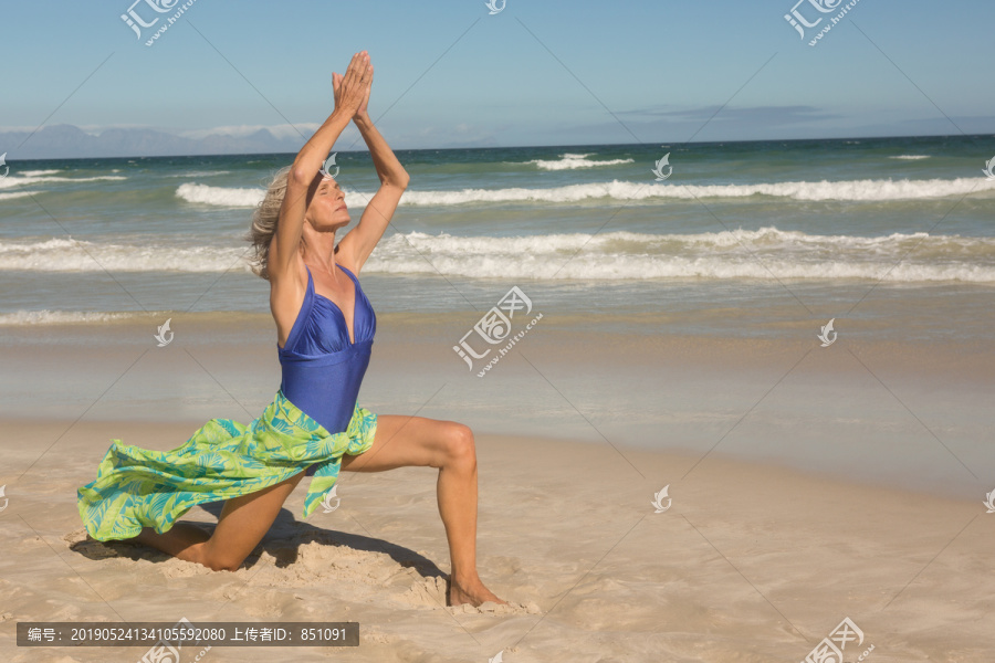 在沙滩上练习瑜伽的女士