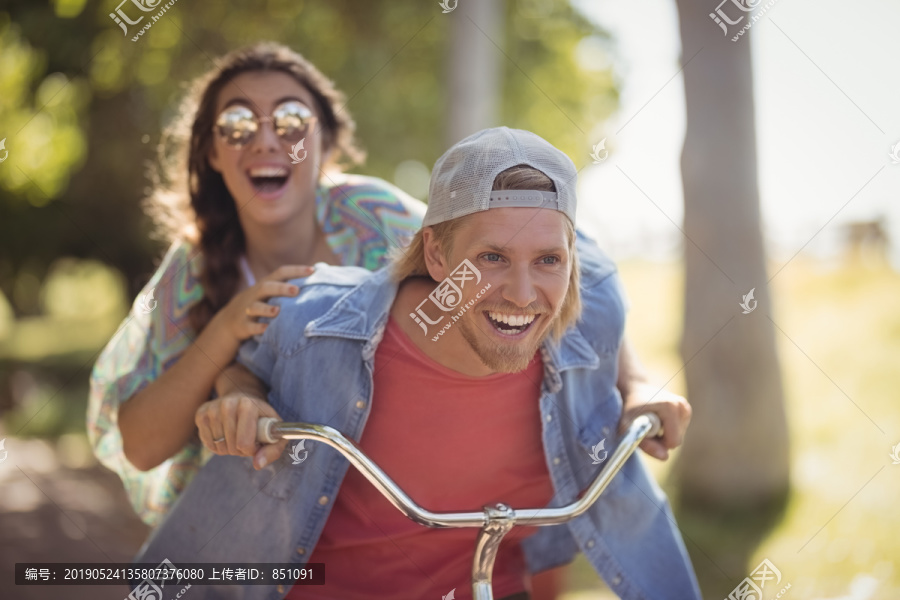 在森林里骑自行车的快乐夫妻