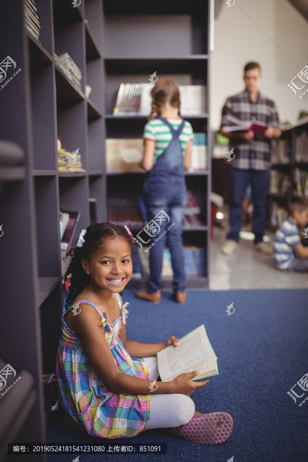 学校图书馆里微笑的女学生写书
