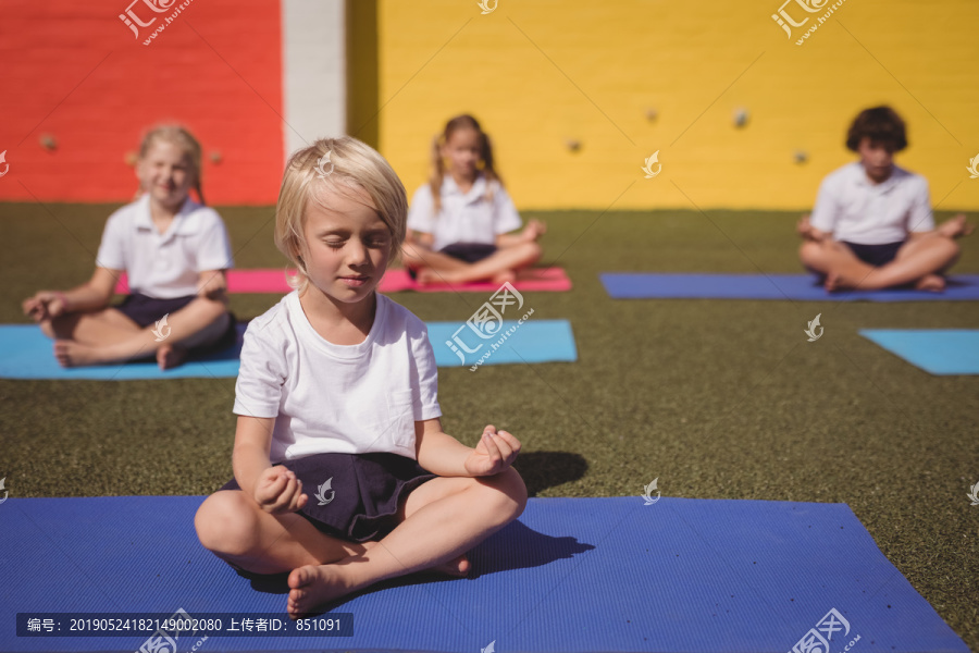 在学校里练习瑜伽的学生