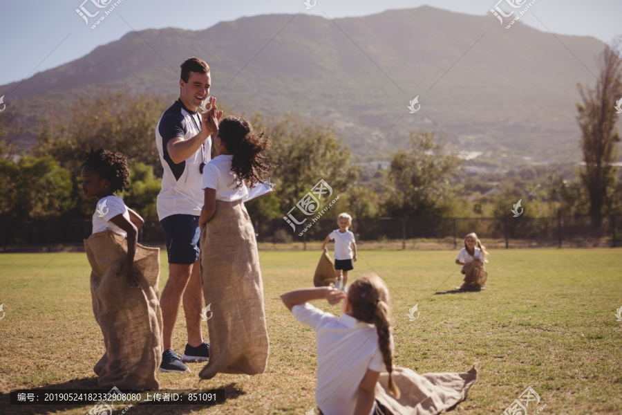 教练员和女学生在比赛中击掌