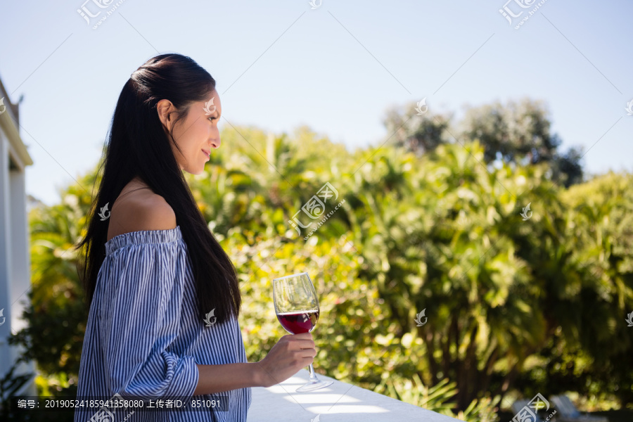 餐馆里拿着红酒杯的美女