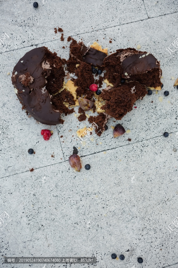 咖啡厅地板上巧克力蛋糕
