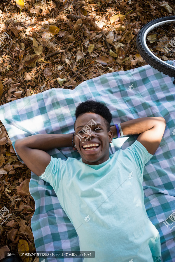 年轻人在野餐毯上放松