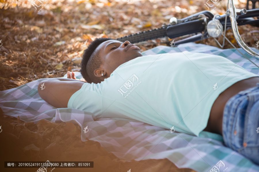 睡在野餐毯上的年轻人