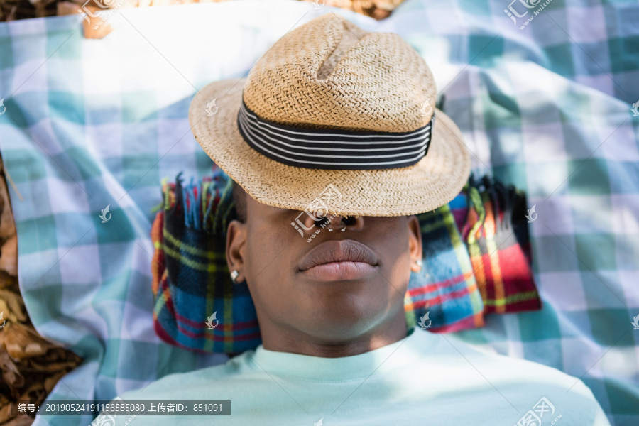 睡在野餐毯上的年轻人