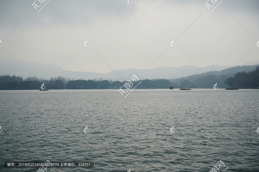 烟雨中的杭州西湖