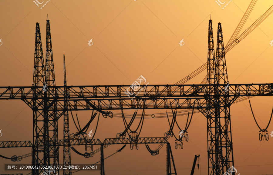 夕阳下的电力铁塔