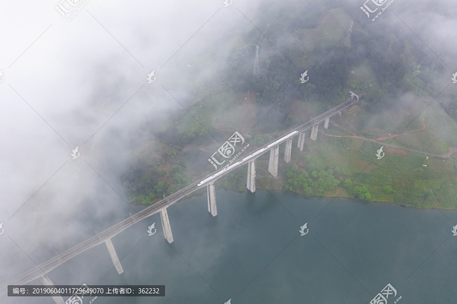 穿梭云雾中高架桥上的中国高铁