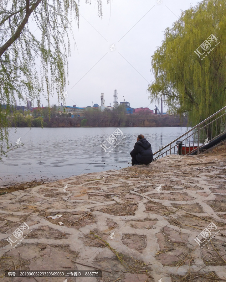 河边的钓鱼老人