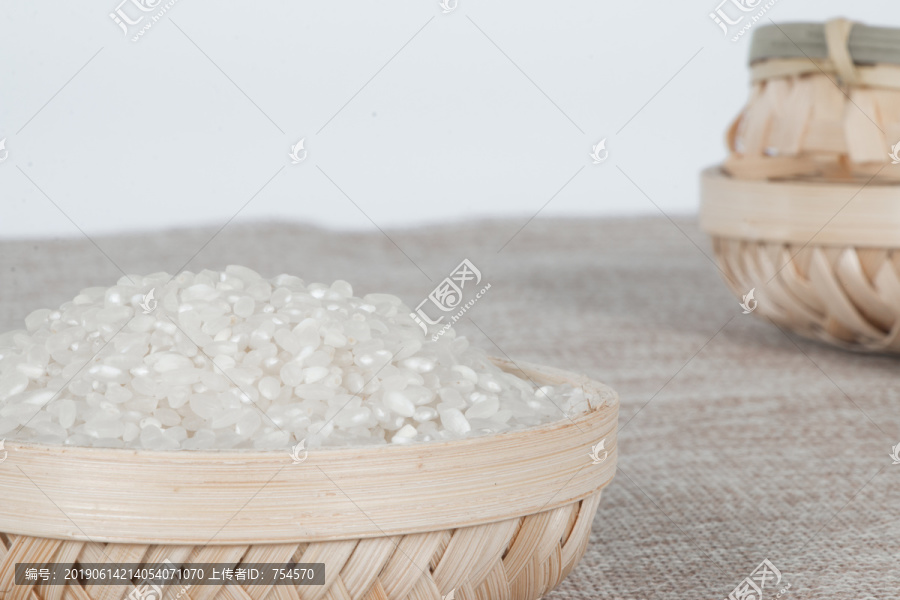 竹篮中堆满晶莹剔透的大米