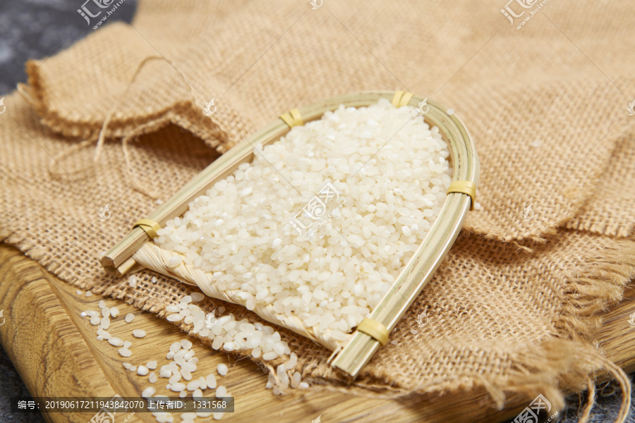 竹筐里的一堆大米