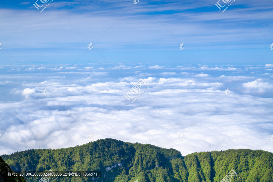 峨眉山的山峰与云海