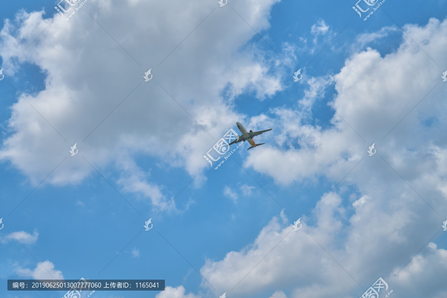 蓝天白云和飞机