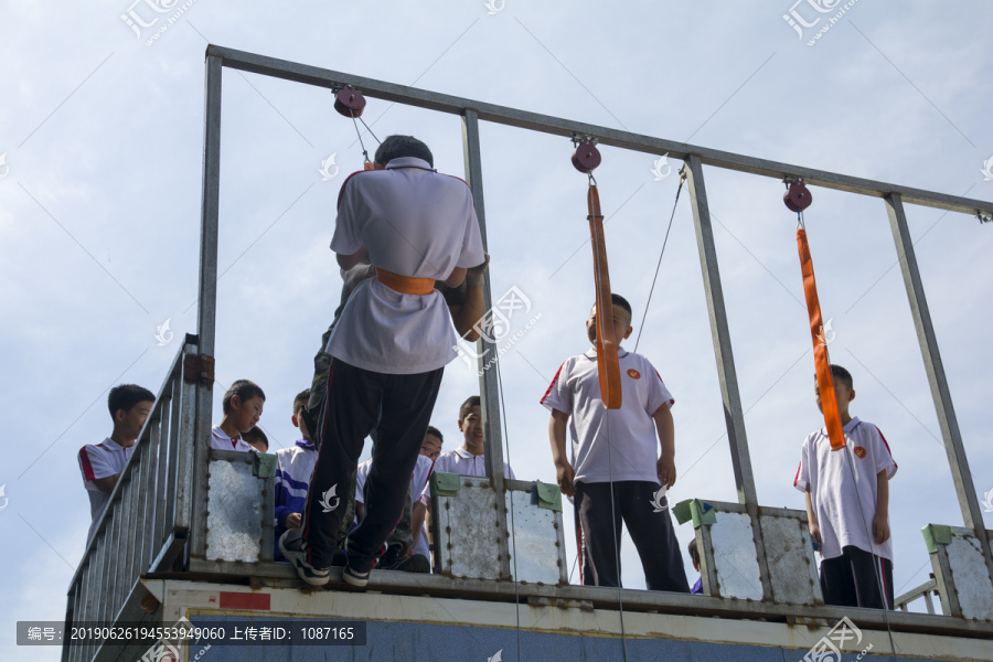 学生学习楼宇逃生