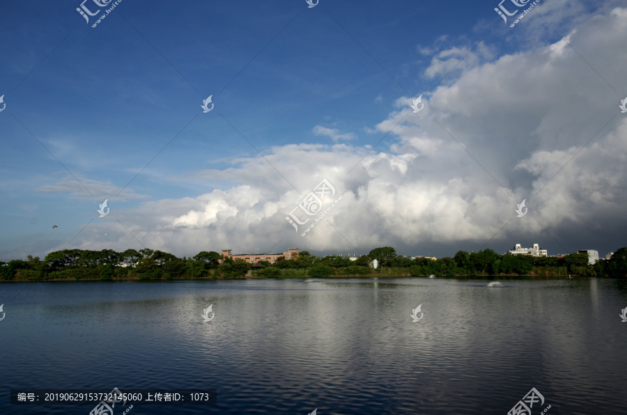 台湾桃园的池塘云天