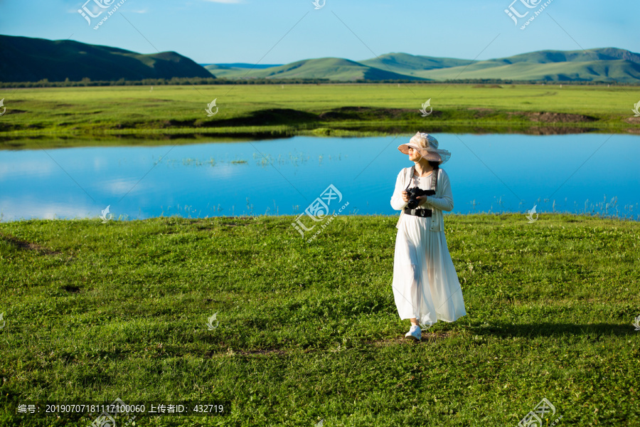 湿地草原白衣时尚女人