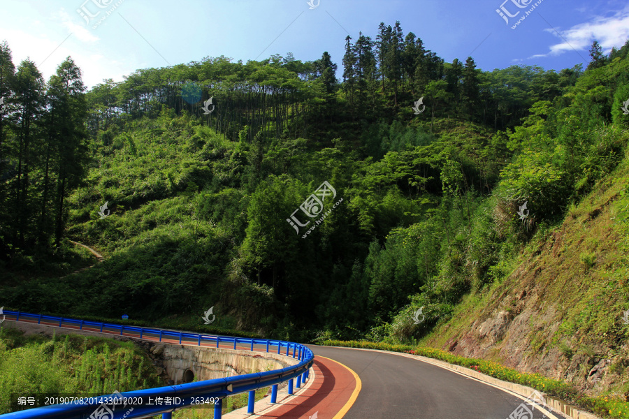 乡村公路景色宜人