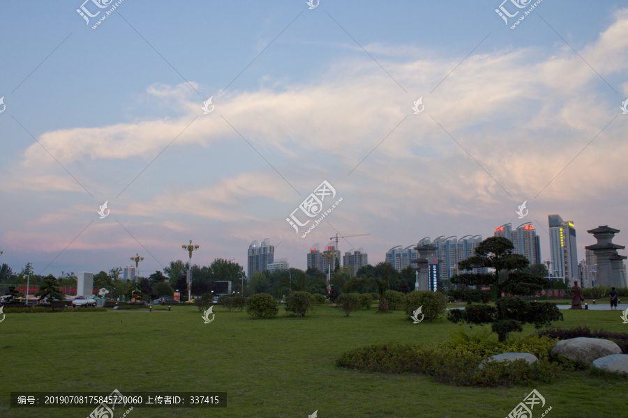 蓝天白云草地