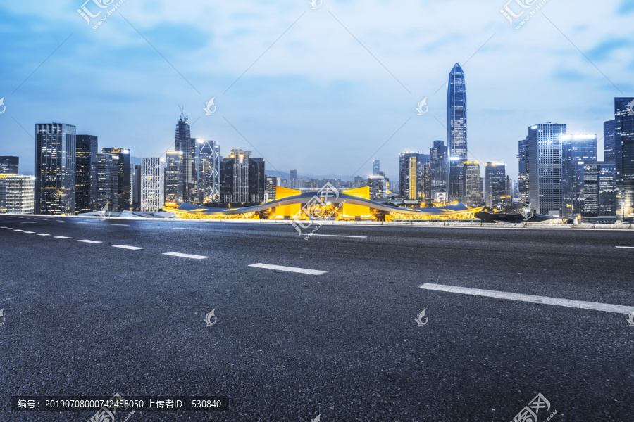 沥青路面和高楼大厦