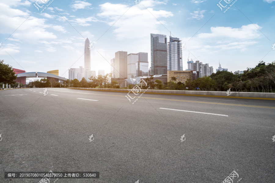 沥青路面和高楼大厦
