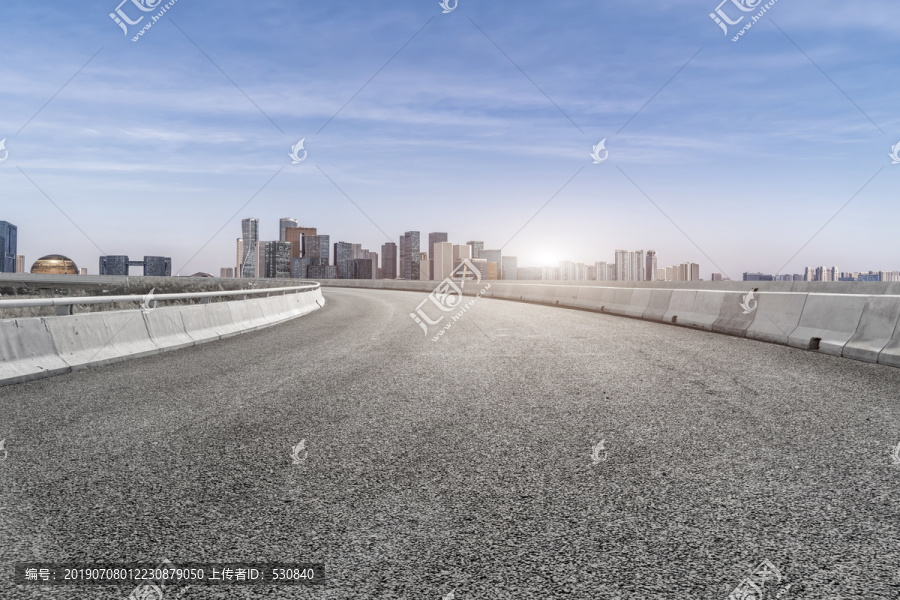 公路弯道和建筑景观