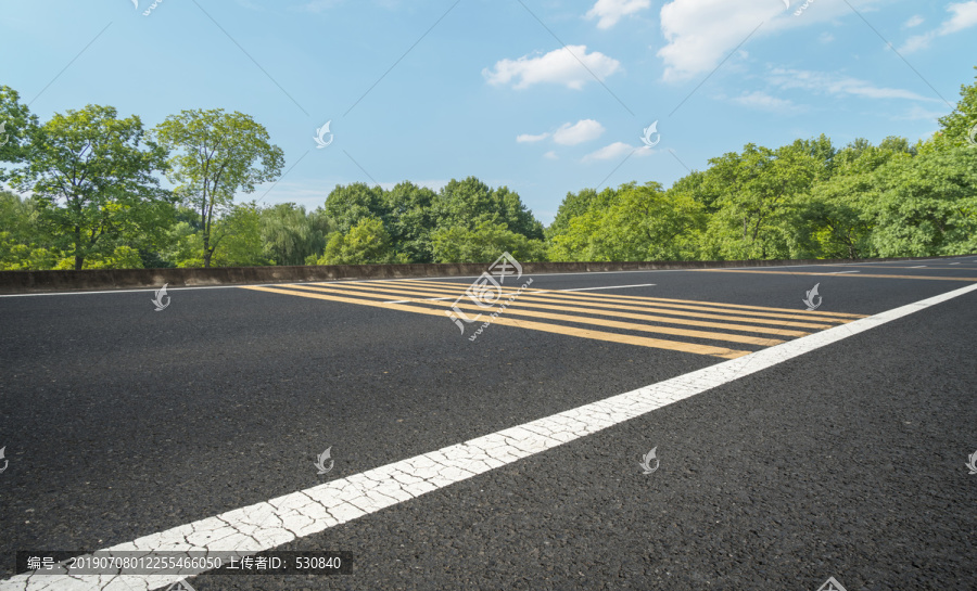 高速公路和绿树林