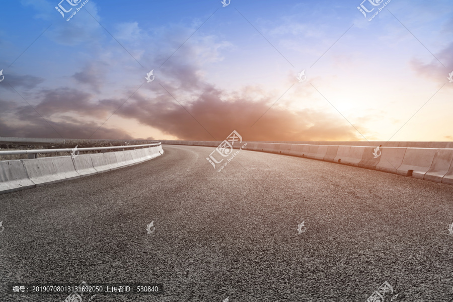 公路弯道和天空云彩