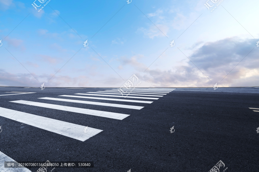 道路地面和蓝天白云